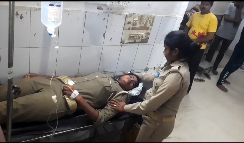 मारपीट की शिकायत पर पहुँची पुलिस टीम के साथ ग्रामीणों ने की धक्का मुक्की , महिला सिपाही अस्पताल में भर्ती